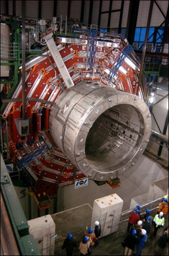 Le plus gros aimant supraconducteur du monde descend sous terre au Cern